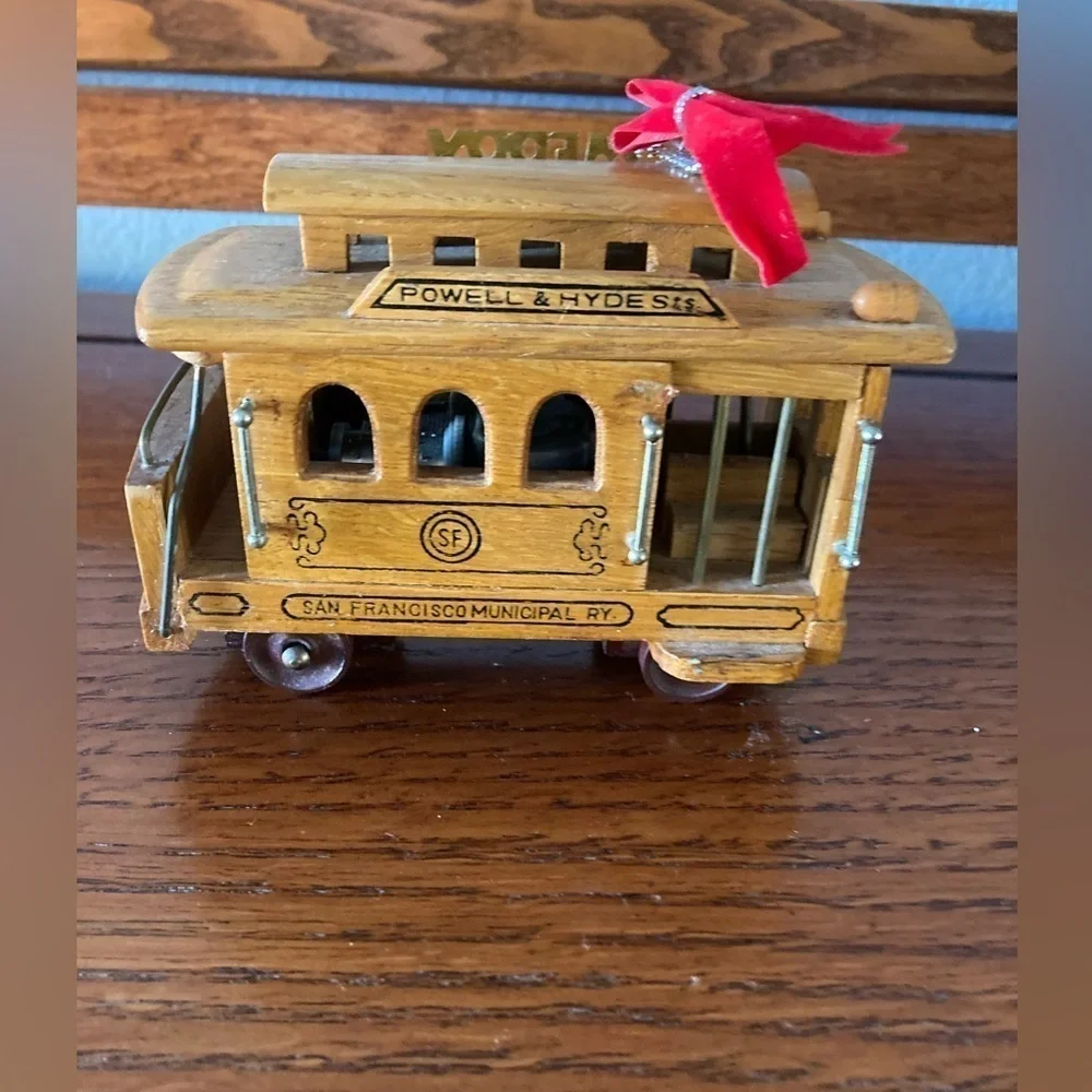 I left my heart in San Francisco Trolly Car music box